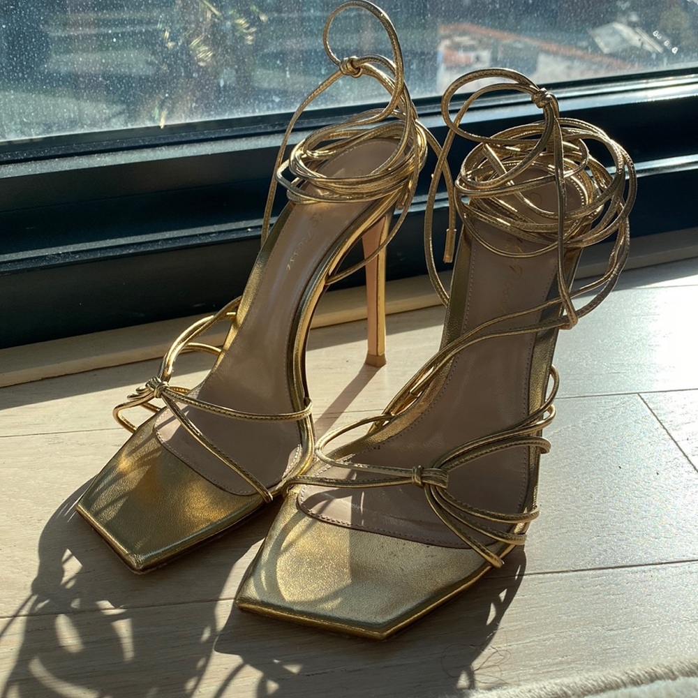 Only worn once beautiful gold gianvito rossi heels